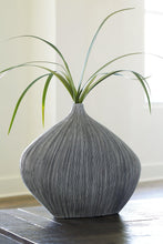 Load image into Gallery viewer, Donya Vase