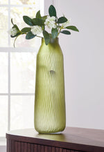 Load image into Gallery viewer, Scottyard Vase