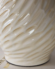 Load image into Gallery viewer, Garinton Table Lamp