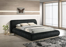 Load image into Gallery viewer, Palmdale Queen &amp; Eastren King Bed