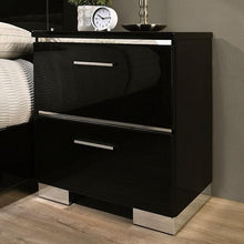 Load image into Gallery viewer, Carlie Queen Bedroom Set Black &amp; White