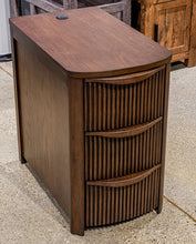 Load image into Gallery viewer, Camdill Chairside End Table